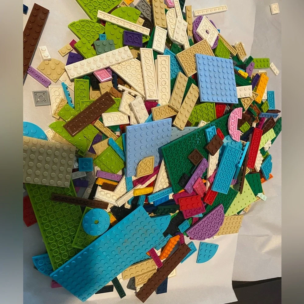 752 LEGO Pieces / Over 2 Pounds Multiple colors and sizes / Flat Legos